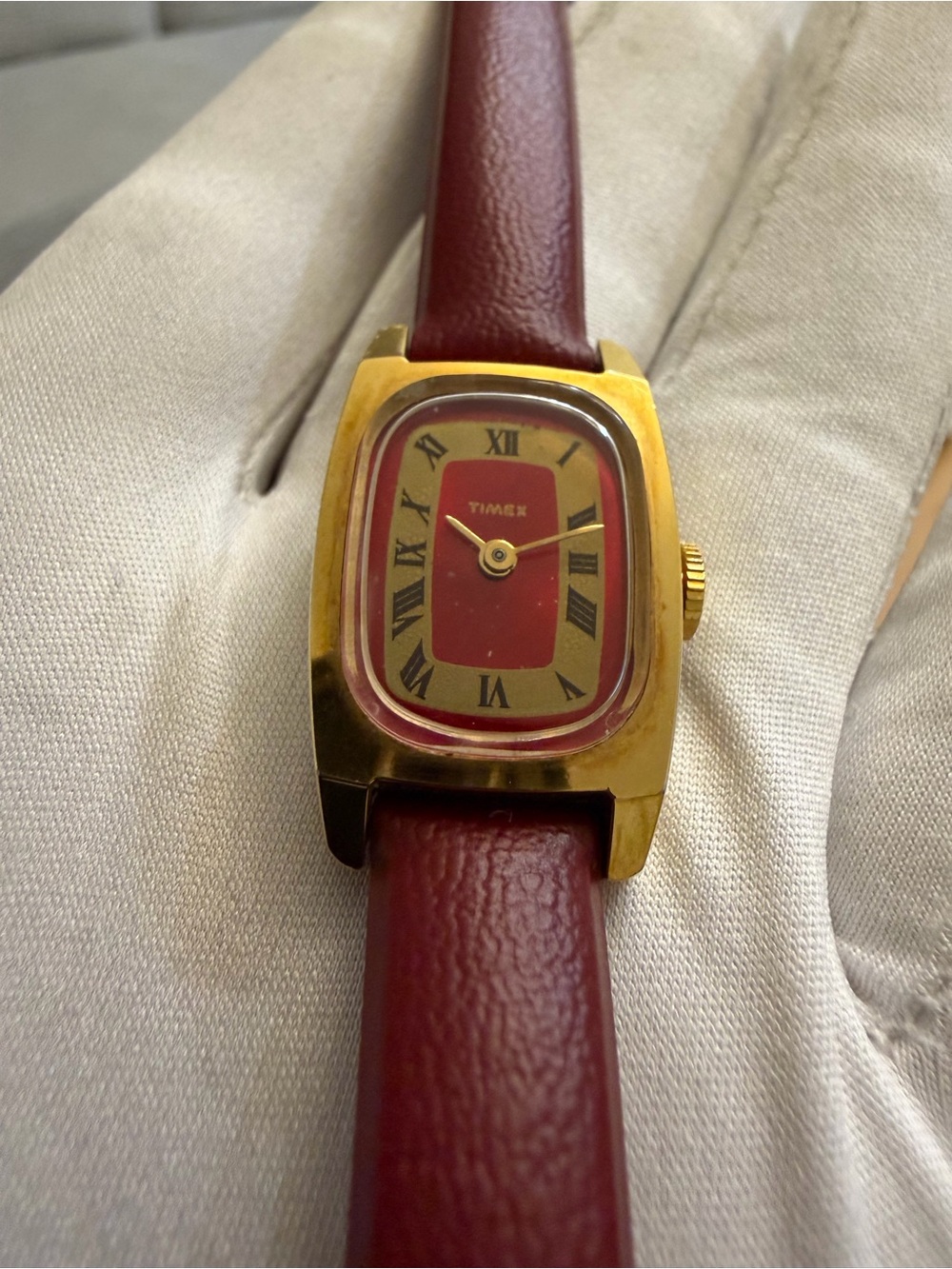 Vintage Timex Ladies Manual Wind Watch - Gold Tone Case - Red Dial 19mm x 30mm - Picture 3 of 13